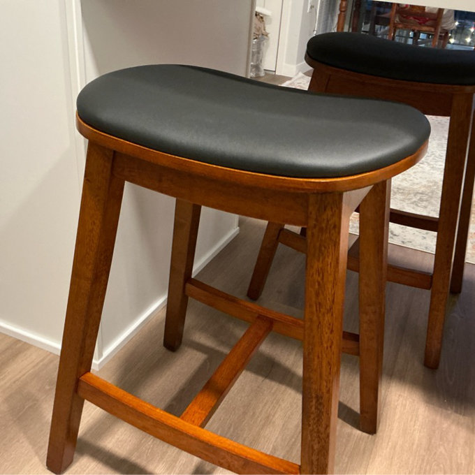 The Art of Curating Faux Leather Counter Stools Around Modern Kitchen Islands